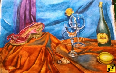 Plażowa martwa natura z butem i kieliszkami