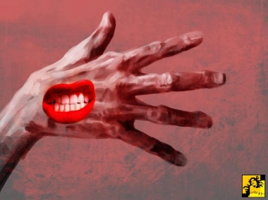 Uwydatnione usta w dłoni