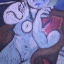 Naga kobieta na czerwonym fotelu