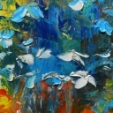 w barwach niebieskiego