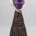 Postać kobiety z wazonem