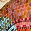 DETAL-KOBIETA Z RÓŻĄ